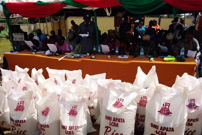 Omi-Apata LCDA Empowers Farmers with Fertilizers, Planters and Sprayers